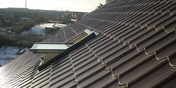 На фото - кровля из металлочерепицы. 